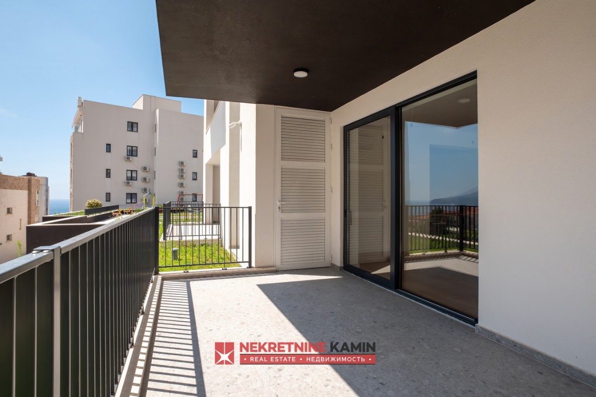 Spacious One-Bedroom Apartment of 77 m² with Large Terrace, Vuelo Sobre, Bečići